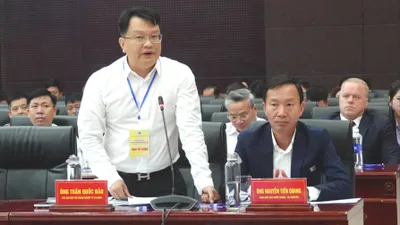 Đại diện doanh nghiệp nêu kiến nghị với lãnh đạo TP Đà Nẵng tại diễn đàn. Ảnh: XUÂN QUỲNH
