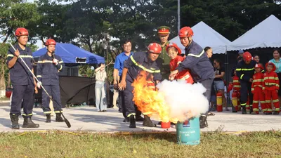 Các em nhỏ được hướng dẫn kỹ năng chữa cháy tại chương trình "Hoạt động trải nghiệm làm lính cứu hỏa"
