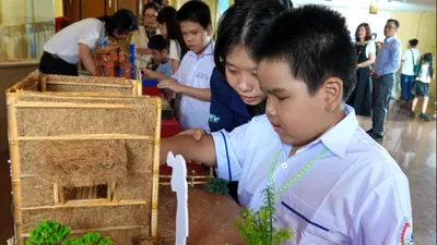Học sinh Trường Phổ thông đặc biệt Nguyễn Đình Chiểu trải nghiệm sờ, chạm vào các mô hình sân khấu của câu chuyện "Sự tích trái thơm" tại chương trình. Ảnh: THÚY BÌNH