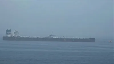 Tàu chở dầu chờ qua eo biển Hormuz. Ảnh: PRESS TV