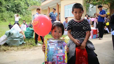 Niềm vui của trẻ khó khăn khi nhận được quà tặng. Ảnh: THANH LONG
