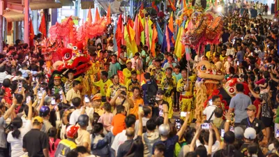 "Biển" người diễu hành xe hoa tại Lễ hội Nghinh Ông xã Cần Giờ
