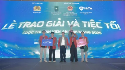 Ban tổ chức cuộc thi trao giải nhất cho đội thi của Học viện Công nghệ Bưu chính Viễn thông. Ảnh: GIA KHÁNH