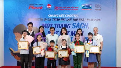 Tổng Biên tập Báo Phụ nữ TPHCM Lý Việt Trung, Ban giám khảo và 6 thí sinh dự thi vòng chung kết, trao giải cuộc thi. Ảnh: THÚY BÌNH