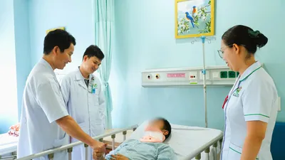 Các bác sĩ trẻ Bệnh viện An Bình thăm khám cho người bệnh