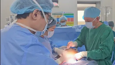 BS-CK2 Trần Ngọc Hải, Giám đốc Bệnh viện Từ Dũ phẫu thuật cho sản phụ