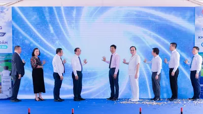 Các đại biểu thực hiện nghi thức tái khởi động nhà máy