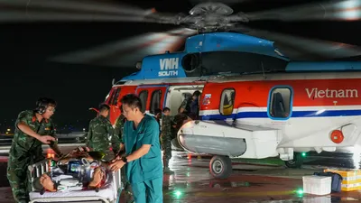 Tổ cấp cứu vận chuyển người bệnh từ sân đỗ trực thăng về khoa chuyên môn để điều trị