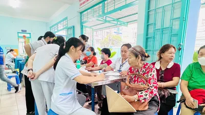 Bác sĩ Bệnh viện Hùng Vương thăm khám sức khỏe cho người dân.