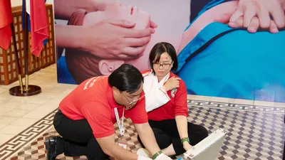 Các bác sĩ Hội Chữ thập đỏ TPHCM mô phỏng sơ cứu một trường hợp bị tai nạn