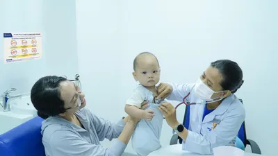 Bác sĩ đang thăm khám cho trẻ