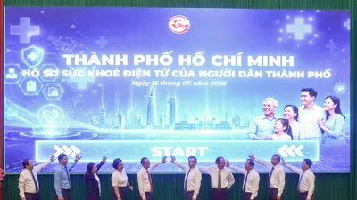 Các đồng chí thực hiện nghi thức công bố Hồ sơ sức khỏe điện tử của người dân thành phố (Ảnh: THÀNH SƠN)
