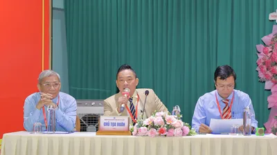 ThS BS-CK2 Võ Ngọc Cường, Giám đốc Bệnh viện Đa khoa Bình Chánh (ngồi giữa) thảo luận về các báo cáo tại hội nghị