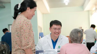 Bác sĩ Bệnh viện An Bình thăm khám cho người dân (Ảnh: BVCC)