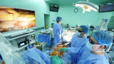 Các bác sĩ Bệnh viện Đại học Y Dược TPHCM phẫu thuật cho người bệnh