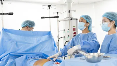Các bác sĩ Bệnh viện Đa khoa Việt Mỹ phẫu thuật cho người bệnh (Ảnh: BVCC)