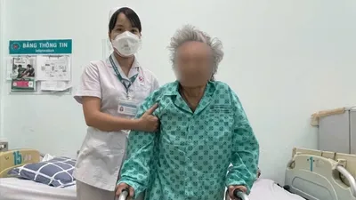 Nhân viên y tế Bệnh viện Nhân dân 115 hướng dẫn người bệnh phục hồi chức năng vận động (Ảnh: BVCC)