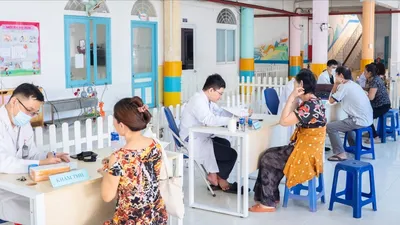 Bác sĩ Bệnh viện Chợ Rẫy thăm khám sức khỏe cho người dân phường An Đông (Ảnh: NGUYỄN QUYÊN)