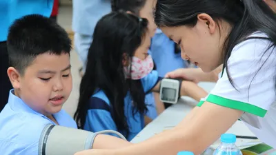 Bác sĩ Bệnh viện Nhi đồng 2 thăm khám cho học sinh Trường Tiểu học Lê Đình Chinh (phường Diên Hồng, TPHCM)