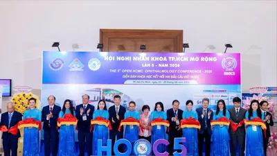 Các đại biểu thực hiện nghi thức khai trương triển lãm tại Hội nghị Nhãn khoa TPHCM mở rộng lần thứ 5 