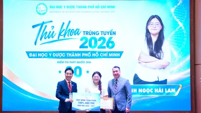 GS-TS Trần Diệp Tuấn, Hiệu trưởng Đại học Y Dược TPHCM trao học bổng cho thủ khoa đầu vào của nhà trường