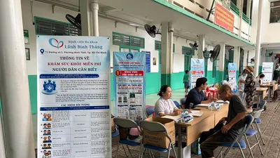 Người dân phường Bình Thới đăng ký khám sức khỏe tại điểm khám trên địa bàn
