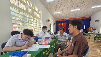 Nhân viên y tế khám sức khỏe cho người dân phường Chánh Phú Hòa (Ảnh: THÀNH AN)