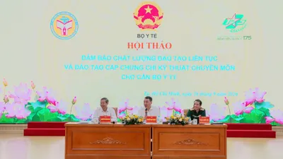 Các đại biểu chủ trì phiên thảo luận tại hội thảo “Đảm bảo chất lượng đào tạo và đào tạo cấp chứng chỉ chuyên môn cho cán bộ y tế” (Ảnh: T.AN)
