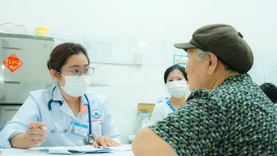Bác sĩ Bệnh viện Thống Nhất thăm khám cho người dân (Ảnh: BVCC)