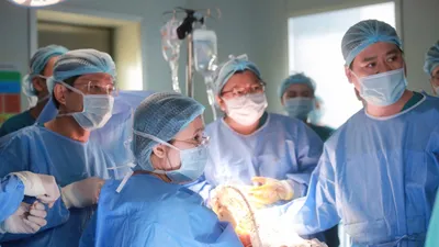 Các bác sĩ thực hiện can thiệp thông tim bào thai cho thai nhi mắc dị tật tim nặng (Ảnh: BVCC)
