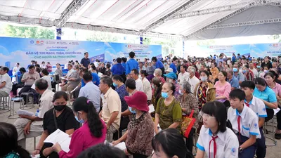Đông đảo người dân Phường Chánh Phú Hòa chờ khám, tầm soát bệnh 