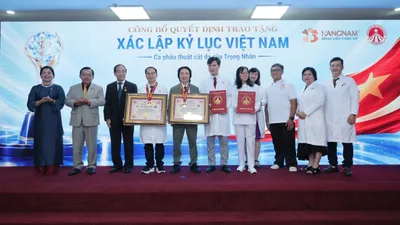 Bệnh viện Thẩm mỹ Kangnam được trao chứng nhận Kỷ lục Việt Nam với ca tạo hình cơ thể phức tạp