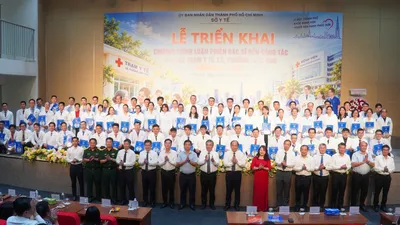 Phó Bí thư Thành ủy TPHCM Nguyễn Phước Lộc chụp hình lưu niệm với 79 bác sĩ về hỗ trợ 37 trạm y tế (Ảnh: AN BÌNH)