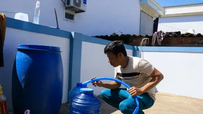 Thiếu nước, người dân đảo Bé mua nước từ đảo Lớn Lý Sơn chở sang