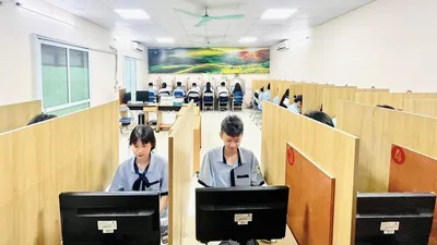 Đây là kỳ PISA lần đầu tiên Việt Nam chuyển từ làm bài trên giấy sang làm bài trên máy tính. Ảnh: MOET