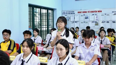 Học sinh Trường THPT Bình Hưng Hòa (phường Bình Hưng Hòa, TPHCM) đối thoại với ban giám hiệu nhà trường
