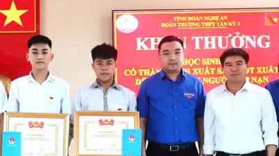 Lãnh đạo Tỉnh đoàn Nghệ An trao bằng khen của Trung ương Đoàn TNCS Hồ Chí Minh cho em Đặng Bá Tuấn Anh và Nguyễn Viết Huy 