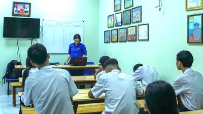 Các học sinh lớp 8 bước vào chuyên đề ôn tập kiến thức Hóa học