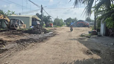 Cần Thơ: Xe chở vật liệu xây dựng “băm nát” đường Bạch Đằng