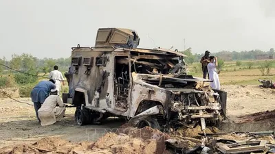 Hiện trường vụ đánh bom xe nhằm vào chốt kiểm soát tại huyện Bannu, tỉnh Khyber Pakhtunkhwa, Pakistan, Ảnh: THX