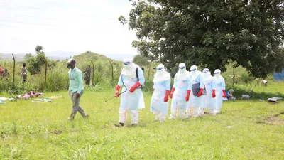 Nhân viên y tế tiến hành khử trùng để ngăn chặn sự lây lan của virus Ebola tại thị trấn Rwampara, tỉnh Ituri, CHDC Congo. Ảnh: THX