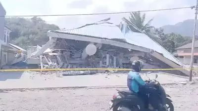 Một tòa nhà bị hư hại nghiêm trọng sau trận động đất mạnh 7,7 độ richter ở Indonesia. ẢNH: ANTARA