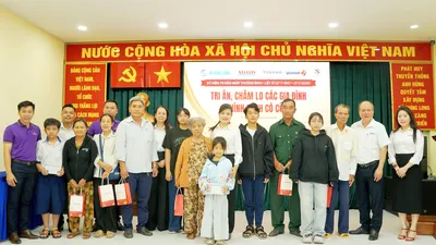 Ban tổ chức trao quà tri ân các gia đình chính sách tại xã Hưng Long. Ảnh: VIỆT NGA