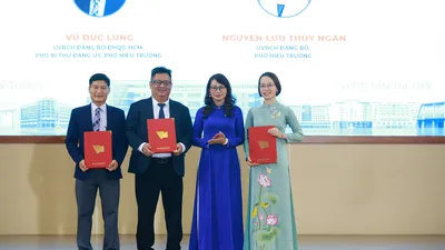 Giám đốc ĐHQG TPHCM trao quyết định cho Ban Giám hiệu Trường ĐH Công nghệ Thông tin - Ảnh: THANH HÙNG