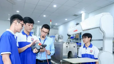 Sinh viên Khoa Cơ khí chế tạo máy Trường Đại học Công nghệ Kỹ thuật TPHCM thực hành cùng giảng viên tại phòng thí nghiệm (DÙNG ẢNH NÀY)