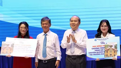 Trường ĐH Sài Gòn trao 5,5 tỷ đồng học bổng cho tân sinh viên