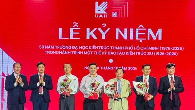 Nhà trường tổ chức tri ân các cá nhân cống hiến cho hành trình 50 năm phát triển của nhà trường - Ảnh: THANH HÙNG