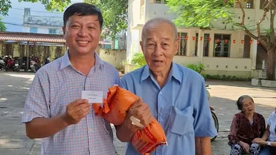 Treo thưởng xe máy điện, tặng gạo để khuyến khích người dân khám sức khỏe