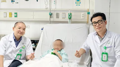 Cứu sống bé trai bị cọc sắt xuyên thấu người sau cú ngã từ trên cao