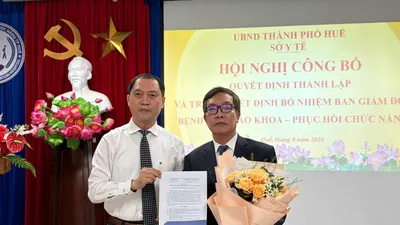 Trao quyết định thành lập Bệnh viện Lão khoa - Phục hồi chức năng TP Huế